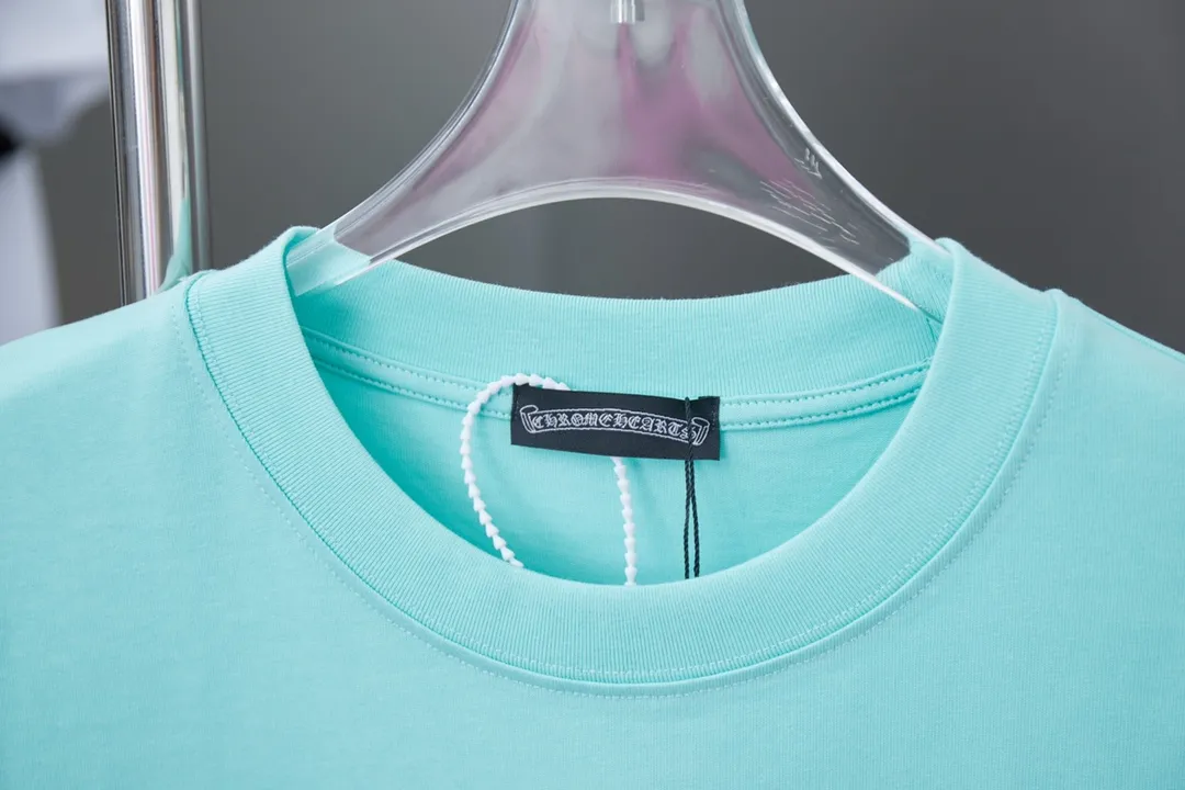 🅿️200 Chrome Hearte 25SS early spring new style Thick version of flocked rhinestone short sleeves Light luxury A must-have item for daily commuting for men and women Correct version Welcome to compare Detailed features · 280 grams of 100% pure cotton double yarn jersey fabric · Custom dyed in the same vat with special thickened 32 pieces of double-strand 1X1 thread · Three-dimensional flocking cross pattern ➕ Thick version of wow glue ➕ Imported Australian matte pearl diamonds · Double-needle sewing and cross-seam technology · Original main mark, washed tag, brand moisture-proof paper packaging Color: black/white/sky blue/burgundy Size: S/M/L/XL